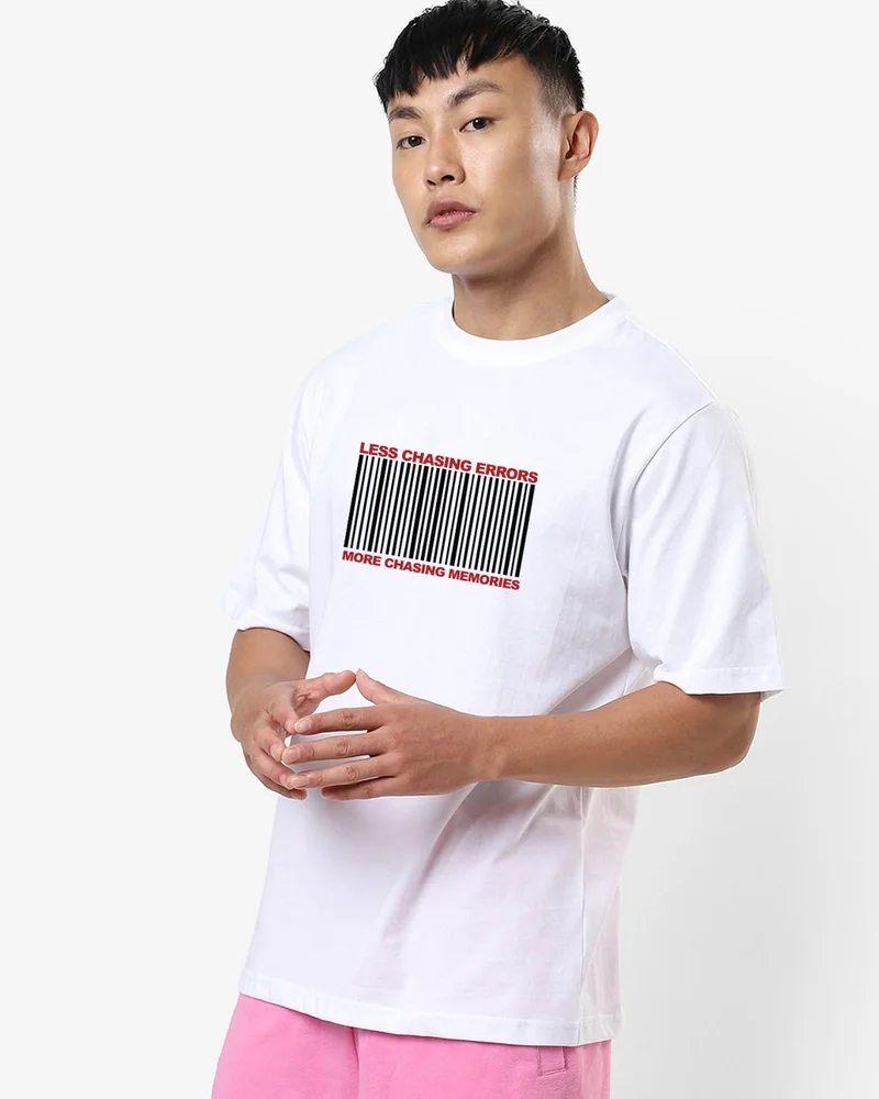 بيواكوف تيشيرت رجالي أبيض بطبعة مطاردة الذكريات بقصة واسعة